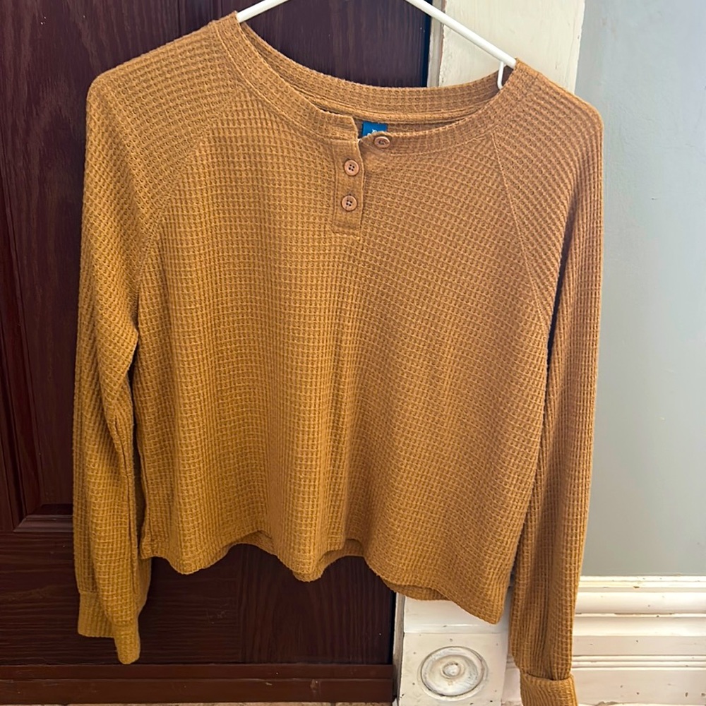 Girl size 1416 Old Navy waffle knit top in a golden rod color
